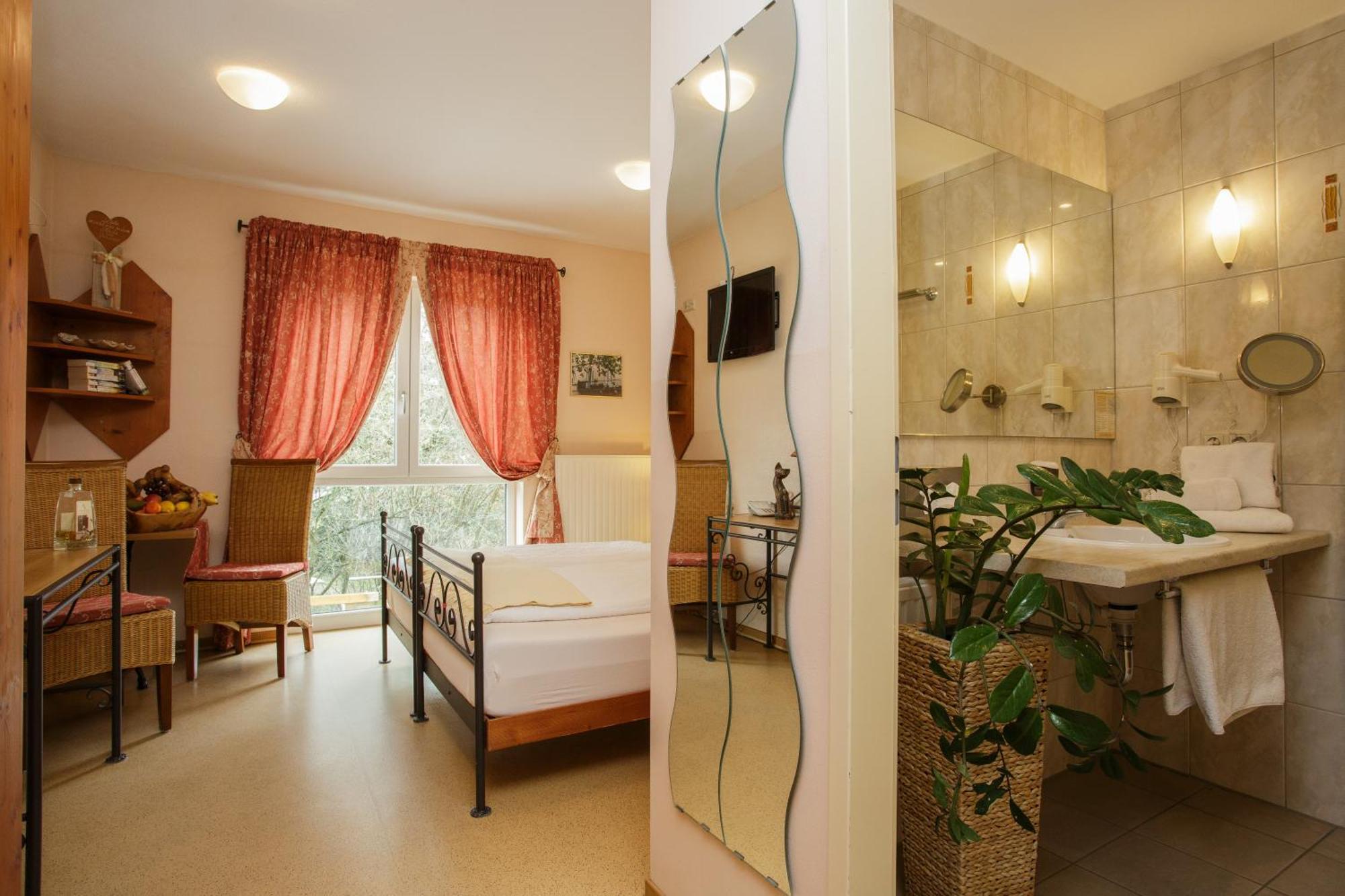 Mediterran Hotel Juwel Karlstein am Main Bagian luar foto